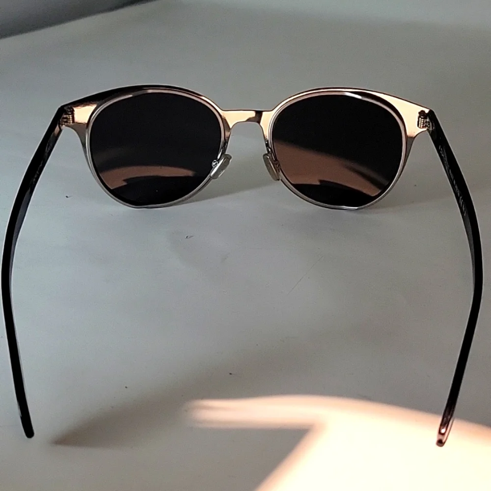 Stylish Black and Silver/metallic Sunglasses Unisex - Picture 5 of 5